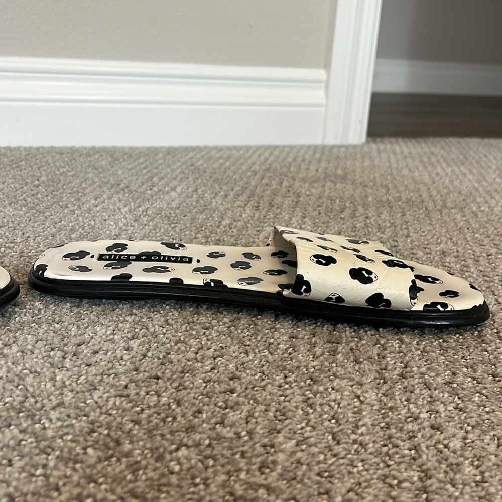 White leather Alice + Olivia Taleen slide sandals with Stace Face motif | 8.5 - Picture 7 of 7